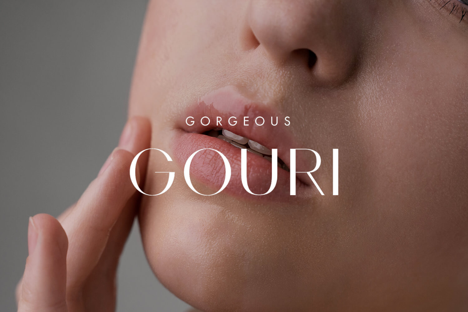 Imagen detalle de los labios de una mujer de piel clara. Se lee en el medio de la imagen, el logotipo de Gouri